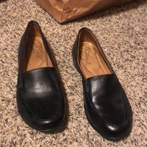 Black flat shoes with mini heel